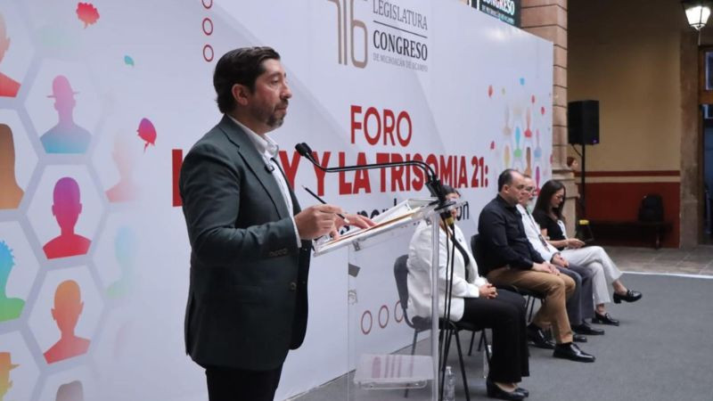 Abraham Espinoza refrenda compromiso con la inclusión durante foro “La Ley y Trisomía 21” 