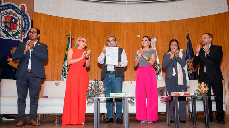 A estar informados e incidir en la generación de políticas públicas en favor de México, llama el periodista Fernando Coca a estudiantes de la UMSNH 