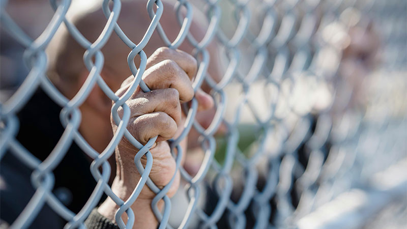 Evacúan a migrantes del Alcatraz de los caimanes por amenaza de huracanes en Florida  