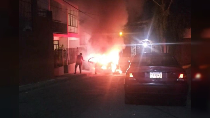 Queman taxi en ataque con bombas molotov en el Barrio de San Pedro en Uruapan, Michoacán 