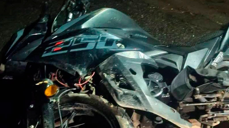 En Zitácuaro, Michoacán fallece motociclista tras accidentarse 