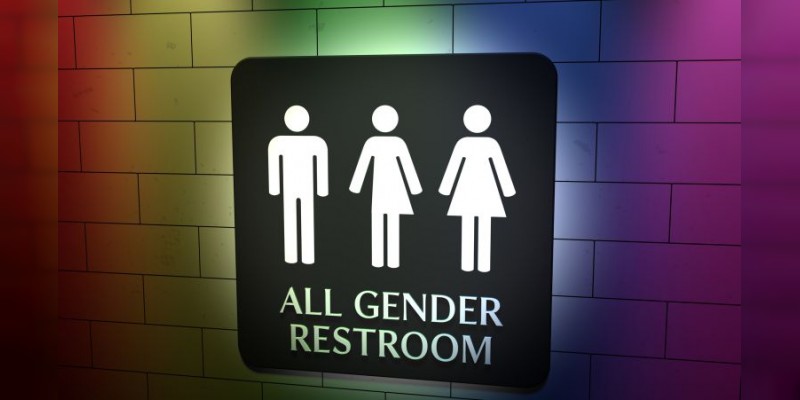 Donald Trump revoca la norma que permitía a los alumnos transexuales elegir baño 