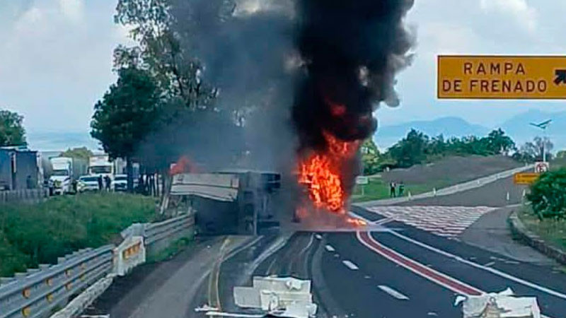 Vuelca y se incendia tráiler en la de Occidente, en Zinapécuaro, Michoacán  