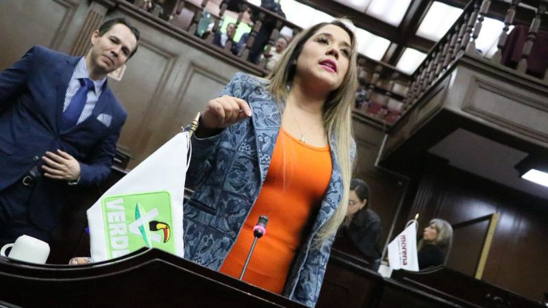 Llama Xóchitl Ruiz a dignificar condiciones laborales y garantizar respaldo a familias de policías caídos 