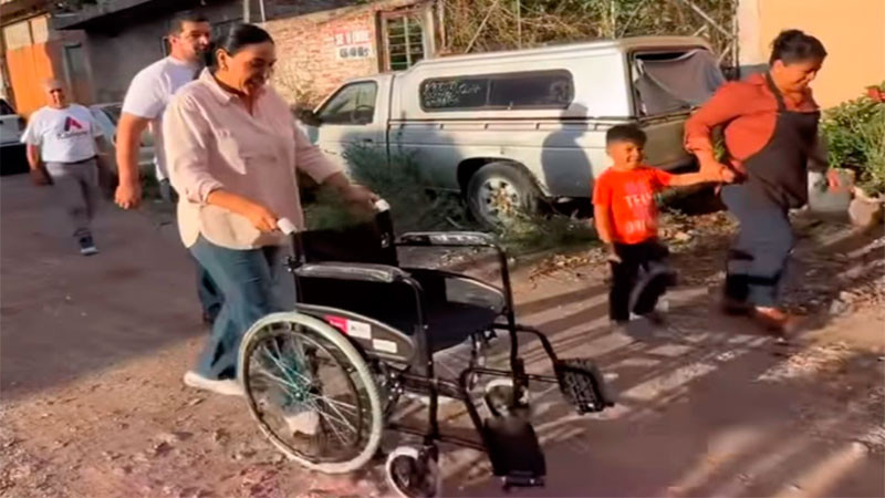 Entrega Adriana Campos sillas de ruedas a vecinas de Jacona y refrenda su compromiso con las familias 