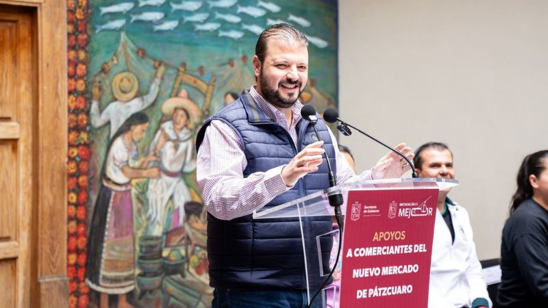 Gobierno estatal entrega apoyos por casi 7 mdp a comerciantes del Mercado de Pátzcuaro 