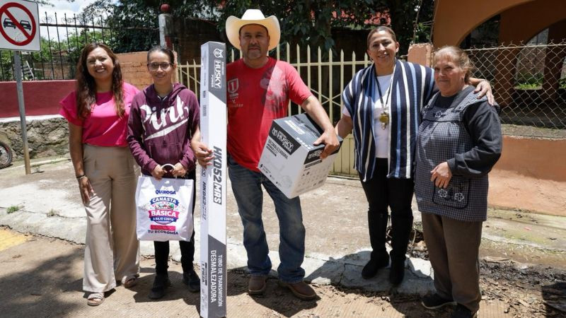 Entrega Alma Mireya González equipo fortalecer labores en temporada de lluvias en Atzimbo 