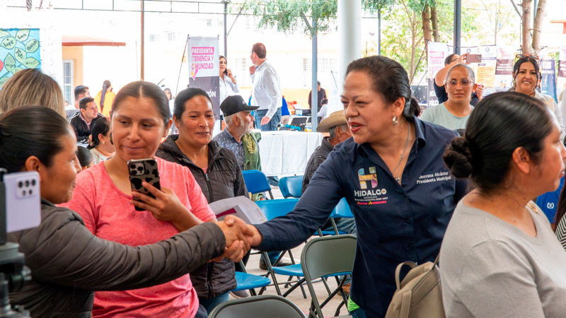 Jeovana Alcántar atiende a habitantes de San Bartolo Cuitareo 