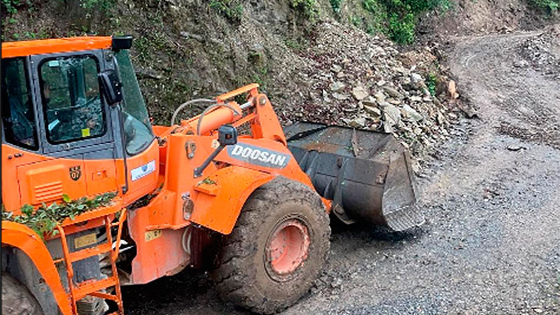 Mantienen maquinaria en la Sierra de Querétaro para atender deslaves con mayor rapidez 