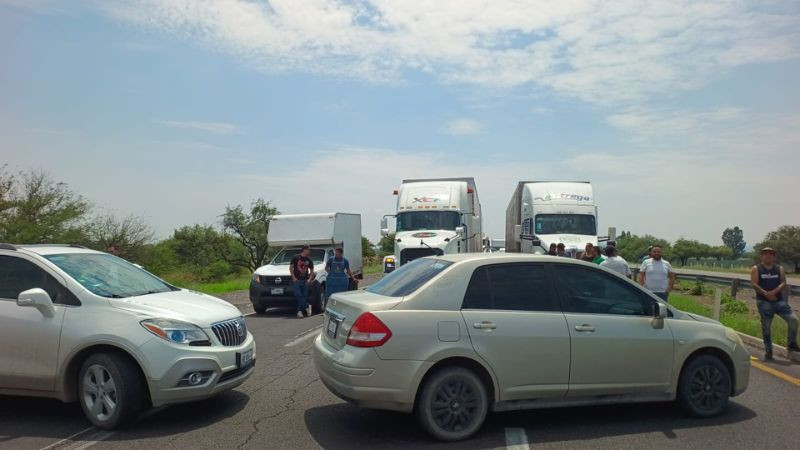 Familiares de detenidos bloquean la Salamanca-Querétaro; exigen acceso a carpeta de investigación 