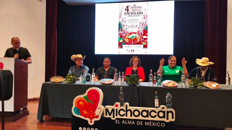 Mezcal, baile de tabla y tradición en el 94 aniversario de Turicato 