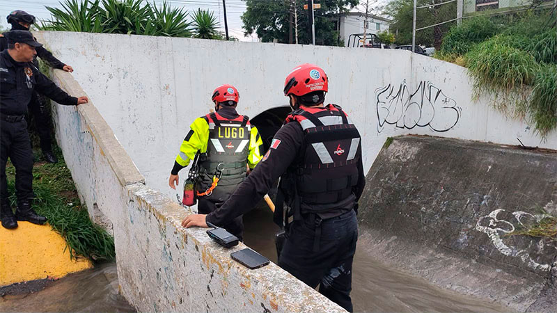 Buscan a adolescente que fue arrastrado por la corriente del Arroyo de Valle Verde durante las lluvias en Monterrey 