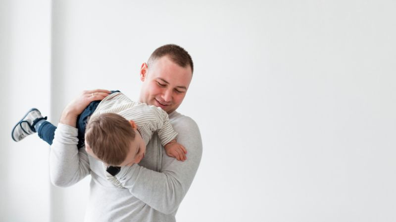 Buscan ampliar a 12 semanas la licencia de paternidad con sueldo completo en México 