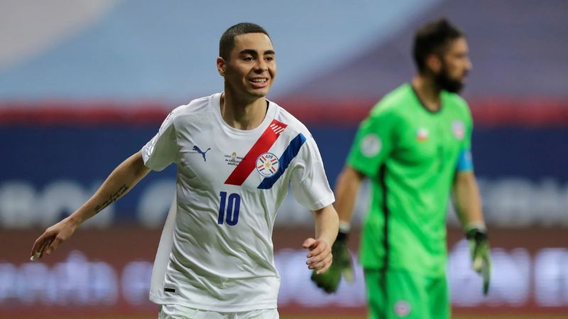 Almirón es expulsado por cubrirse la boca y genera polémica en torneo internacional de fútbol 