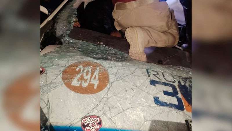 Vagón de tren arrastra combi del transporte público en Tultepec; hay al menos 9 heridos 