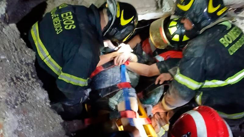 Colapsa inmueble en la Roma; hay una mujer lesionada 