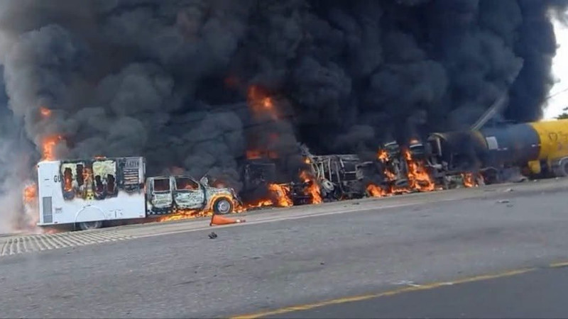 Pipa cargada con combustible impacta unidades de la Guardia Nacional y Defensa en Tabasco 