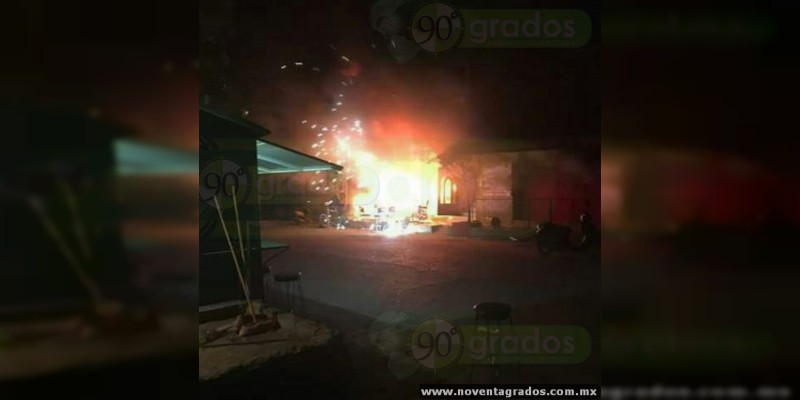 Se incendia cafetería en el centro de Tepalcatepec, Michoacán  - Foto 0 