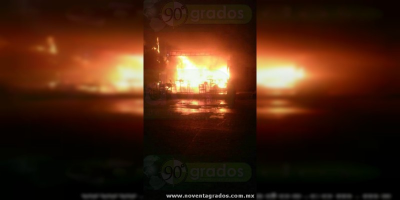 Se incendia cafetería en el centro de Tepalcatepec, Michoacán  - Foto 1 
