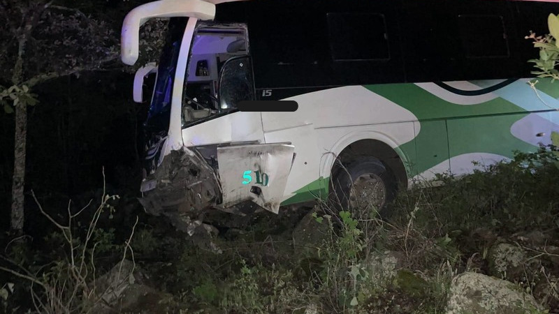 Choque entre autobús y vehículo particular deja un lesionado en carretera Quiroga-Zacapu 