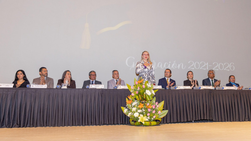La rectora Yarabí Ávila hizo entrega de cartas de pasante a integrantes de la generación 2021-2026 de la Licenciatura en Ingeniería Química. 