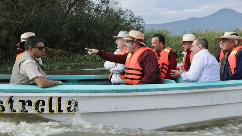 Siembra de 40 mil peces en el lago de Pátzcuaro, prioridad para su rescate: Bedolla 