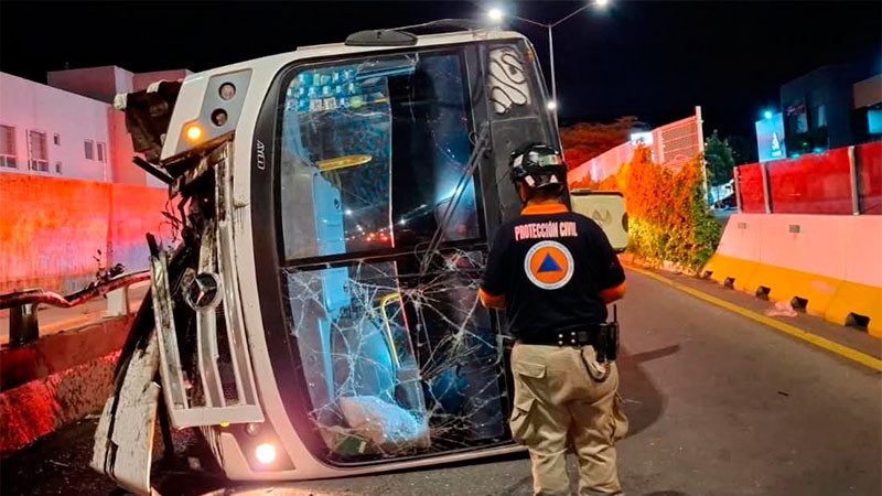 Volcadura de transporte de personal deja 12 trabajadores lesionados en Irapuato, Guanajuato 