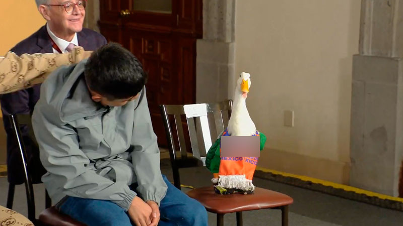 El pato Merlín visita a Sheinbaum en la "mañanera" 