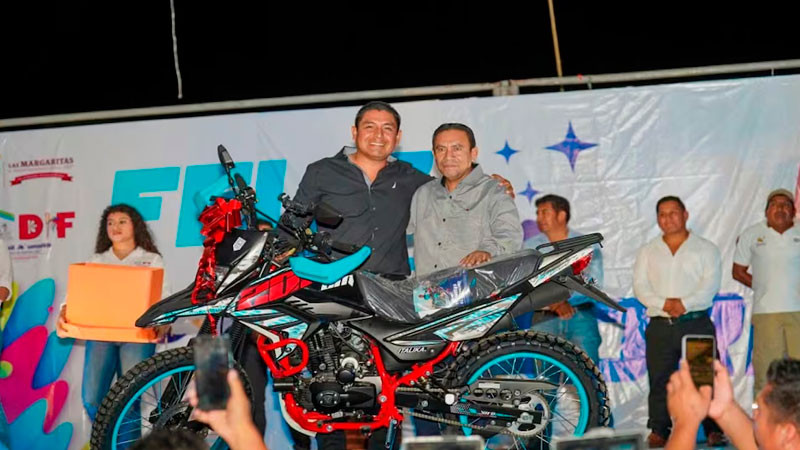 Edil de Las Margaritas, Chiapas, rifa motocicletas y cuatrimotos por el Día del Padre; cuestionan procedencia de los recursos 