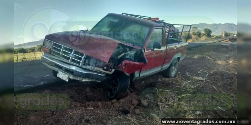 Abandonan camioneta accidentada en carretera de Apatzingán, Michoacán 