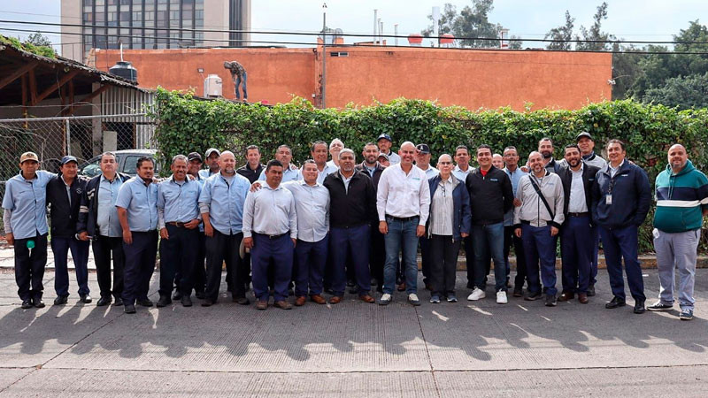 Adolfo Torres reconoce a padres trabajadores del Ooapas 