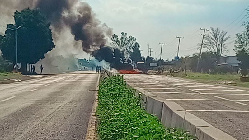 Bloquean carretera Celaya-Juventino Rosas y queman llantas para exigir justicia por un joven que falleció a manos de de policías estatales 