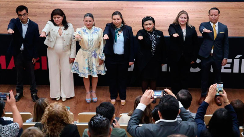Toma protesta primer mesa directivo del Colegio de Politólogos de Querétaro  