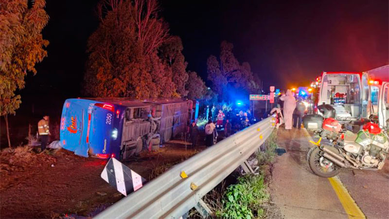 Fuerte volcadura de autobús en Zacatecas deja dos mujeres sin vida y 15 personas lesionadas 