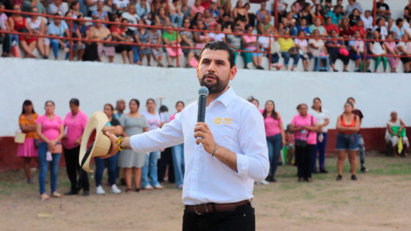 Muestra Octavio Ocampo fuerza territorial en la Tierra Caliente; reúne a más de 2 mil mujeres en Huetamo 