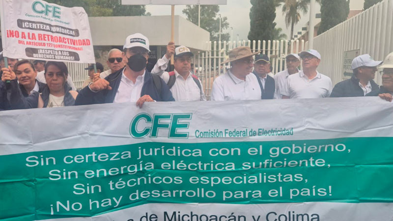 Jubilados de la CFE de Michoacán y Colima se manifiestan y exigen que se respeten sus derechos  