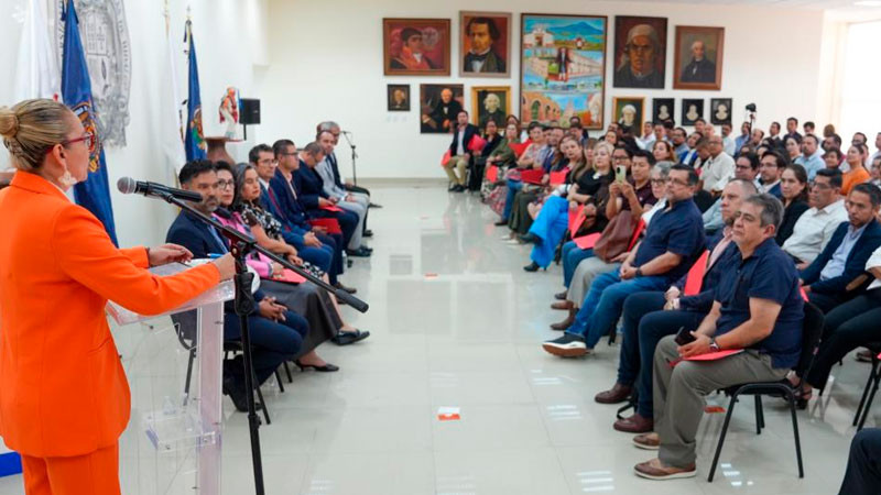 Se hace justicia laboral a docentes nicolaitas; Yarabí Ávila entrega nombramientos de materias definitivas 