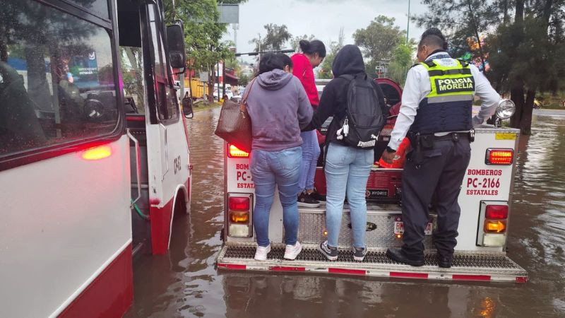 Protección Civil auxilia a cuatro personas para descender de unidad de transporte tras lluvias en Morelia 