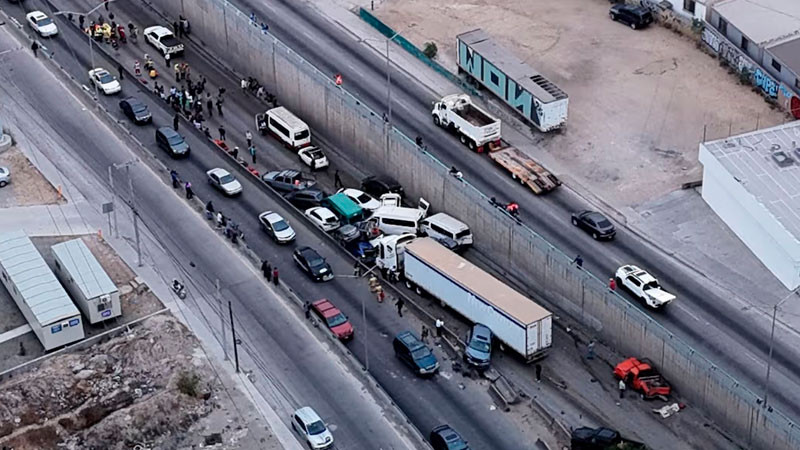 Carambola de 35 autos deja más de 30 heridos y caos vial en Tijuana; camión de carga sería el responsable  