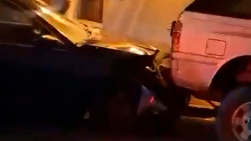 Conductora impacta varios vehículos estacionados en el Jardín Zenea, en Querétaro 