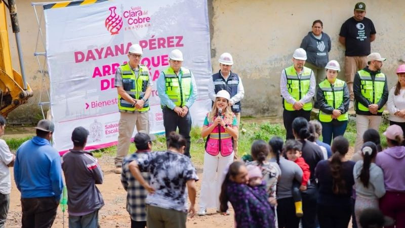 Dayana Pérez arranca obra de pavimentación en calles de Santa Clara del Cobre 