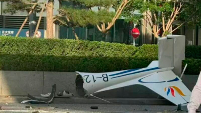Avión pequeño impacta edificio más alto de Beijing 