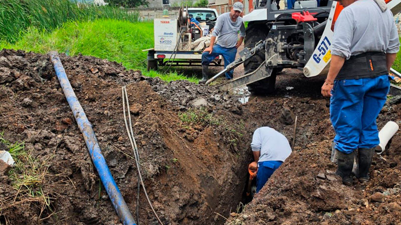 Ooapas repara fuga en la colonia Manantiales: Adolfo Torres 