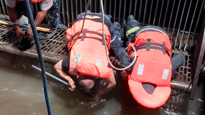 Bomberos de Zitácuaro, rescatan cuerpo en presa de Tuxpan, Michoacán  