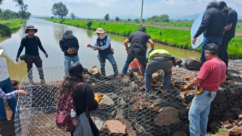  Con 260 presas filtrantes, retienen más de 30 mil metros cúbicos de azolve en lago de Pátzcuaro 