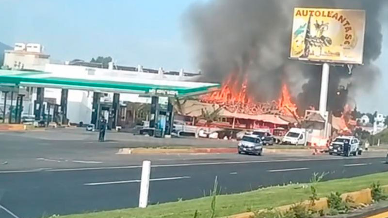 Explosión de pipa de gas LP sobre la Texcoco-Calpulalpan deja al menos dos muertos y millones de pesos en daños  