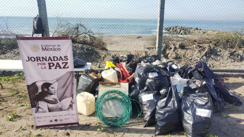 Marina retira 120 kilos de basura de la playa Cancuncito, en Lázaro Cárdenas 