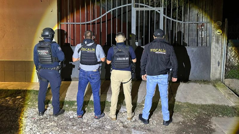 Catean inmueble en Uruapan y aseguran armas y equipo táctico 
