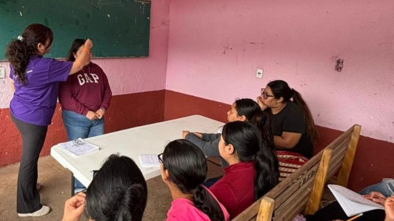 Impulsa Julio César Conejo Alejos el desarrollo de las mujeres con taller de corte de cabello en San Nicolás 