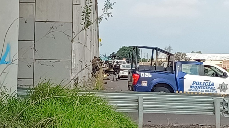 Localizan a tres hombres sin vida a un costado de la carretera Panamericana, en Apaseo el Grande, Guanajuato  